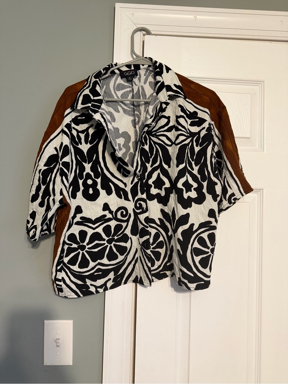 Black & White Patterned Set. Short Sleeve Button-Front Top with matching pants